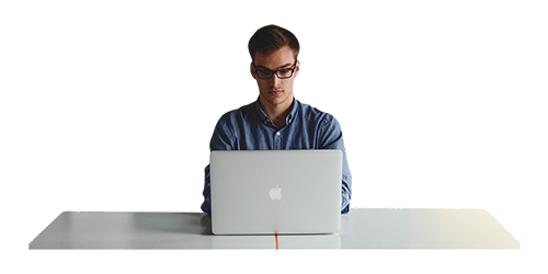 Hombre frente a laptop
