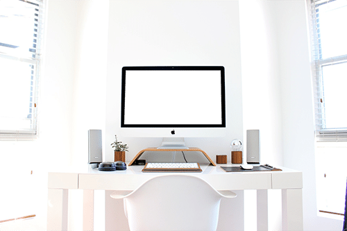 Monitor apple y ventanal en oficina