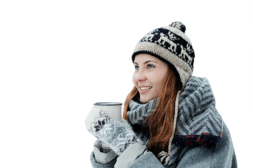 Mujer abrigada bajo la nieve