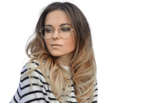 Mujer rubia con lentes